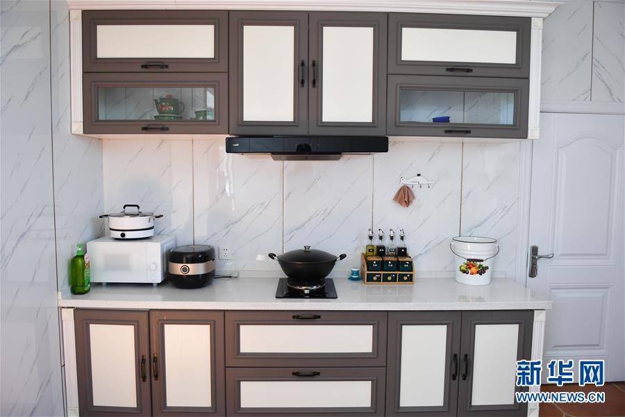 （走向我們的小康生活&middot;圖文互動(dòng)）（7）草原有了網(wǎng)，手機(jī)能放羊&mdash;&mdash;看呼倫貝爾大草原牧民生活變了樣 