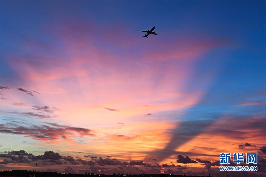 (在習(xí)近平新時(shí)代中國特色社會(huì)主義思想指引下——新時(shí)代新作為新篇章·習(xí)近平總書記關(guān)切事·圖文互動(dòng))(6)感受開放新魅力——海南自由貿(mào)易港建設(shè)開局觀察