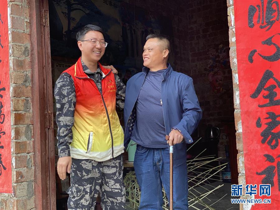 （在習(xí)近平新時(shí)代中國(guó)特色社會(huì)主義思想指引下&mdash;&mdash;新時(shí)代新作為新篇章&middot;習(xí)近平總書(shū)記關(guān)切事&middot;圖文互動(dòng)）（4）青春做伴，西部放歌&mdash;&mdash;走近扎根西部建設(shè)邊疆的大學(xué)生們