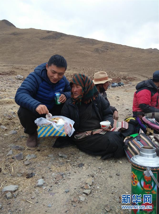 （在習(xí)近平新時(shí)代中國(guó)特色社會(huì)主義思想指引下&mdash;&mdash;新時(shí)代新作為新篇章&middot;習(xí)近平總書(shū)記關(guān)切事&middot;圖文互動(dòng)）（3）青春做伴，西部放歌&mdash;&mdash;走近扎根西部建設(shè)邊疆的大學(xué)生們