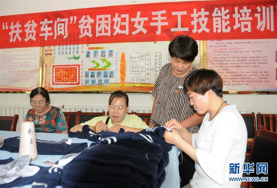 （決戰(zhàn)決勝脫貧攻堅&middot;圖文互動）（1）內(nèi)蒙古河套：一雙巧手、一副棒針、一團毛線打造貧困戶&ldquo;炕頭經(jīng)濟&rdquo;