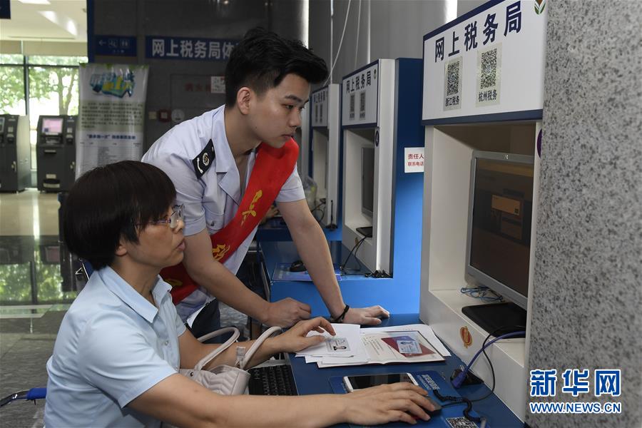 （新華全媒頭條&middot;總書(shū)記推動(dòng)的改革身邊事&middot;行政體制改革篇&middot;圖文互動(dòng)）（9）特寫(xiě)：追問(wèn)&ldquo;一件事&rdquo;