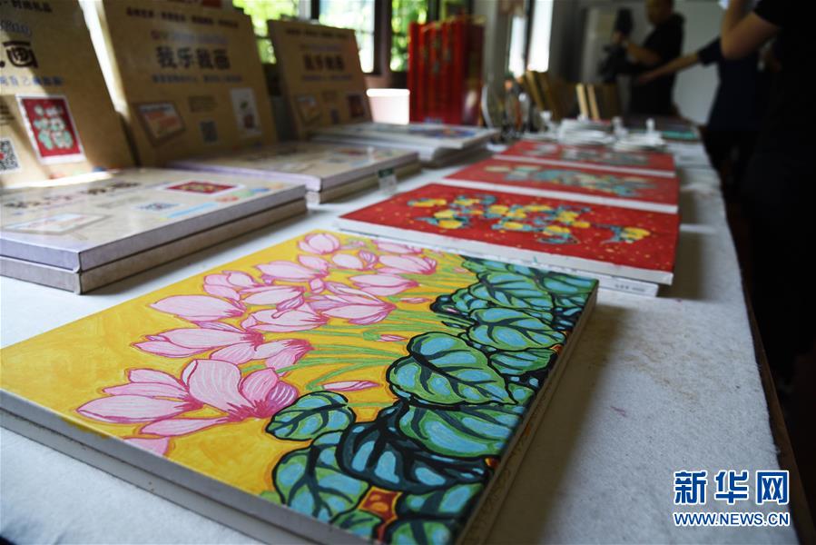 （走向我們的小康生活&middot;圖文互動）（6）放下鋤頭拿畫筆&mdash;&mdash;山東青州農(nóng)民畫繪出美好新生活