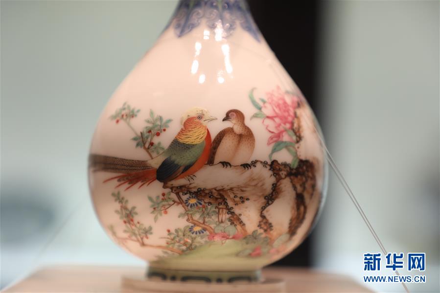 （文化視點(diǎn)&middot;聽(tīng)文物講故事&middot;圖文互動(dòng)）（3）琺瑯彩玉壺春瓶：乾隆皇帝甄選 成就舉世孤品