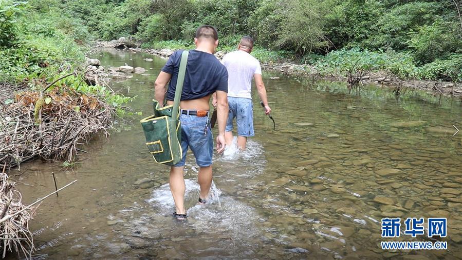 （高溫下的勞動(dòng)者&middot;圖文互動(dòng)）（1）高溫襲來(lái)，他們用雙手守護(hù)貧困大山