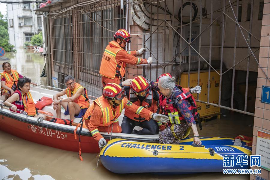 （防汛抗洪&middot;圖文互動(dòng)）（11）筑起防大汛的堅(jiān)強(qiáng)防線&mdash;&mdash;重慶防御長(zhǎng)江、嘉陵江過(guò)境洪峰現(xiàn)場(chǎng)記錄