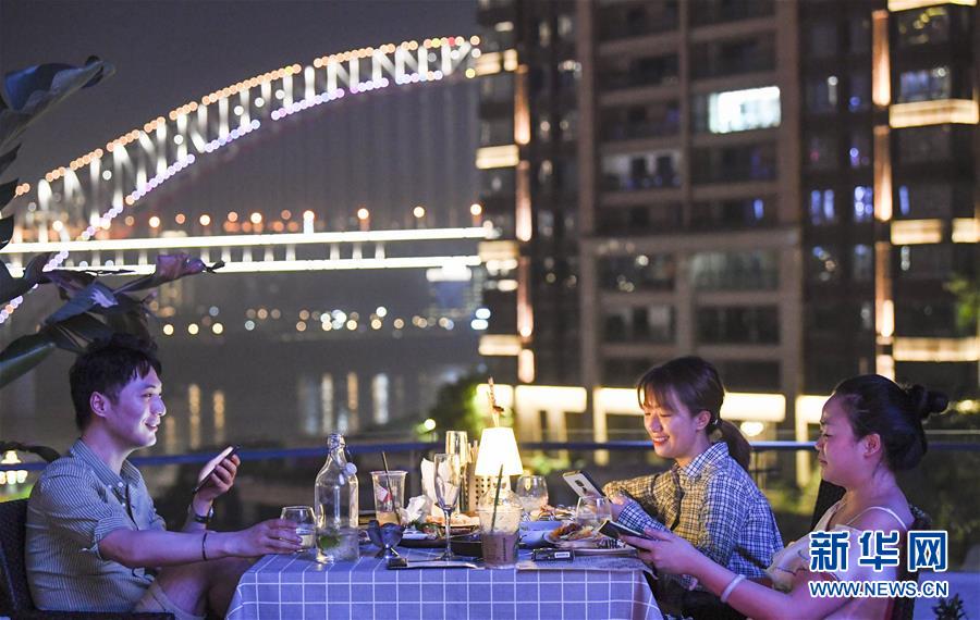 (新華全媒頭條·走向我們的小康生活·圖文互動)(12)大城大鄉(xiāng)的“幸福協(xié)奏曲”——重慶推動高質量發(fā)展創(chuàng)造高品質生活紀事