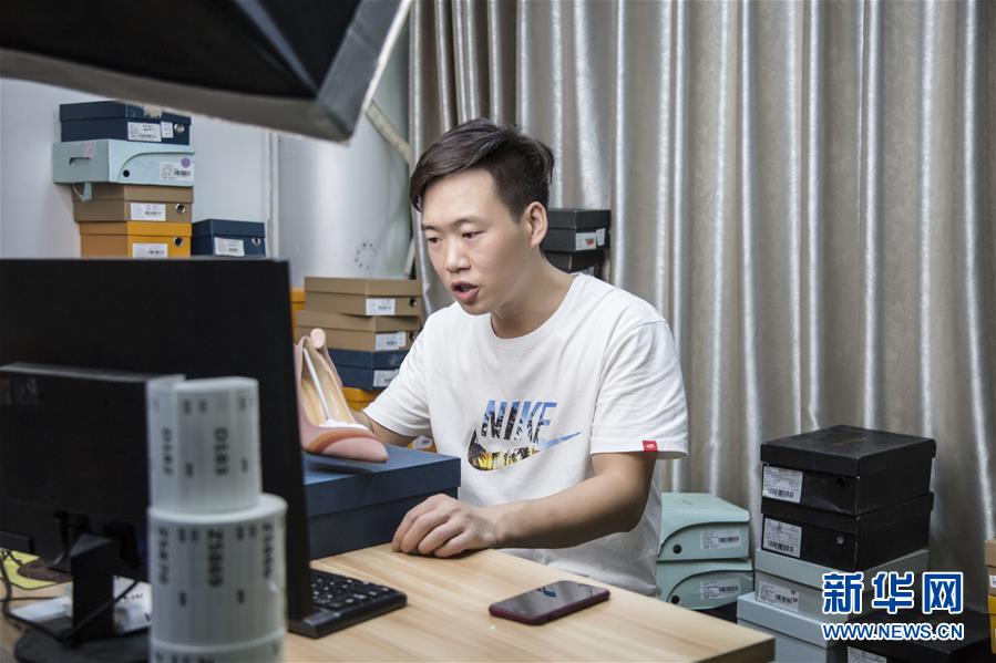 （總書記推動的改革身邊事&middot;就業(yè)創(chuàng)業(yè)改革篇&middot;圖文互動）（1）特寫：&ldquo;網(wǎng)絡(luò)主播背后是轟鳴的工廠&rdquo;&mdash;&mdash;聆聽經(jīng)濟復(fù)蘇的新訊號