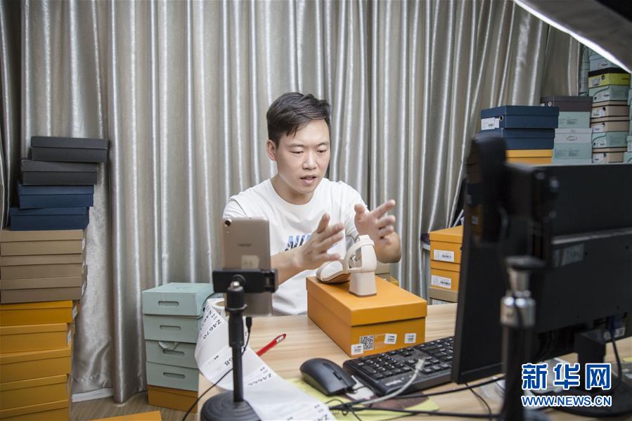 （總書記推動的改革身邊事&middot;就業(yè)創(chuàng)業(yè)改革篇&middot;圖文互動）（2）特寫：&ldquo;網(wǎng)絡(luò)主播背后是轟鳴的工廠&rdquo;&mdash;&mdash;聆聽經(jīng)濟復(fù)蘇的新訊號