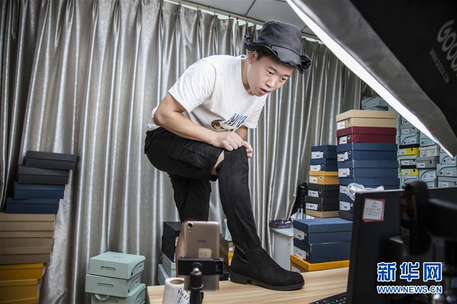 （總書記推動的改革身邊事&middot;就業(yè)創(chuàng)業(yè)改革篇&middot;圖文互動）（3）特寫：&ldquo;網(wǎng)絡(luò)主播背后是轟鳴的工廠&rdquo;&mdash;&mdash;聆聽經(jīng)濟復(fù)蘇的新訊號