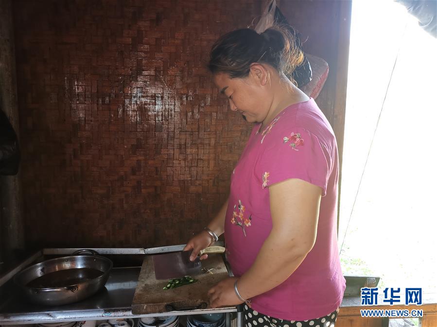 (總書記推動(dòng)的改革身邊事·生態(tài)文明改革篇·圖文互動(dòng))(3)特寫:從“捕魚人”到“護(hù)魚人”——長江漁民上岸后的新生活