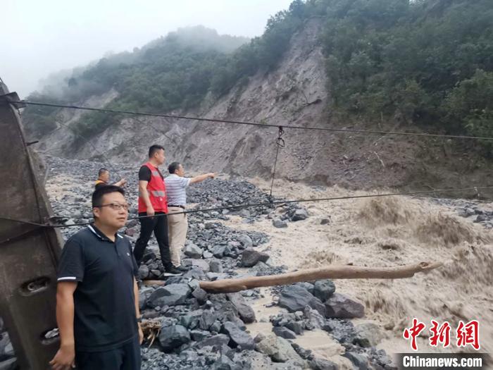工作人員正在查勘泥石流災(zāi)情?！ソ?攝