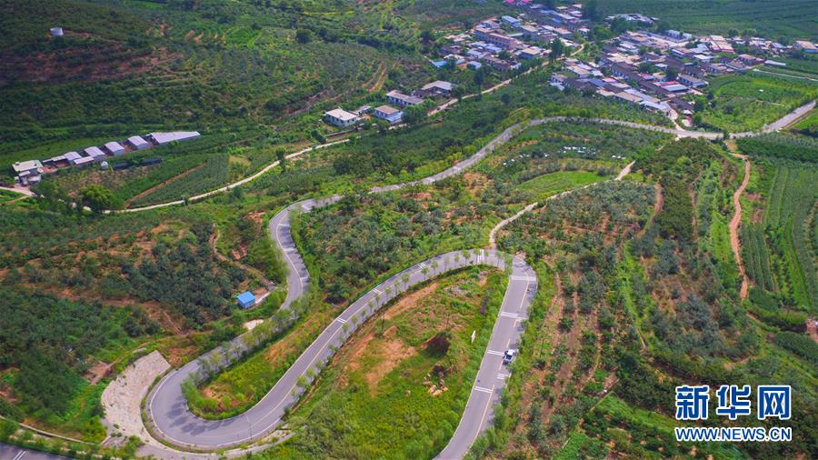 （新華全媒頭條&middot;走向我們的小康生活&middot;圖文互動(dòng)）（1）長(zhǎng)城腳下，小康村串成&ldquo;珍珠鏈&rdquo;