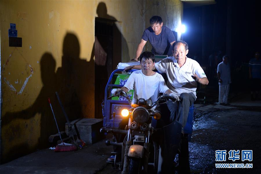 (在習(xí)近平新時(shí)代中國(guó)特色社會(huì)主義思想指引下——新時(shí)代新作為新篇章·習(xí)近平總書記關(guān)切事·圖文互動(dòng))(13)一切為了人民——寫在全國(guó)防汛救災(zāi)取得階段性重大勝利之時(shí)