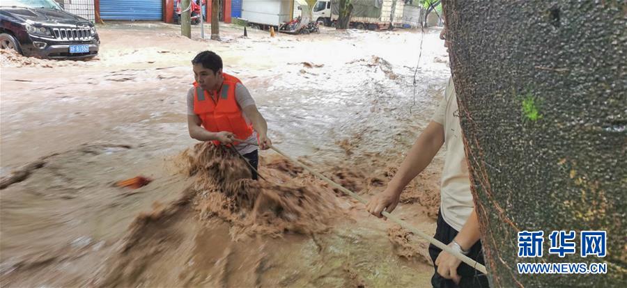 （在習(xí)近平新時(shí)代中國(guó)特色社會(huì)主義思想指引下&mdash;&mdash;新時(shí)代新作為新篇章&middot;習(xí)近平總書記關(guān)切事&middot;圖文互動(dòng)）（3）洪峰浪尖，鮮紅的黨旗高高飄揚(yáng)&mdash;&mdash;記防汛抗洪一線的共產(chǎn)黨員