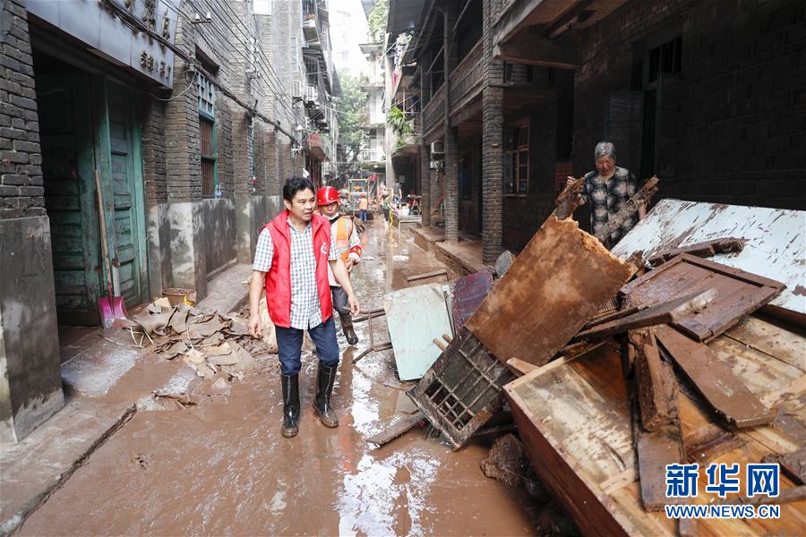 （在習(xí)近平新時(shí)代中國(guó)特色社會(huì)主義思想指引下&mdash;&mdash;新時(shí)代新作為新篇章&middot;習(xí)近平總書記關(guān)切事&middot;圖文互動(dòng)）（4）洪峰浪尖，鮮紅的黨旗高高飄揚(yáng)&mdash;&mdash;記防汛抗洪一線的共產(chǎn)黨員