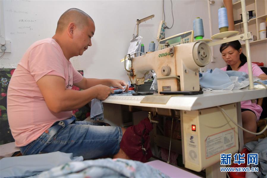 （走向我們的小康生活&middot;圖文互動(dòng)）（1）&ldquo;一件衣裳&rdquo;，藏著脫貧致富新天地