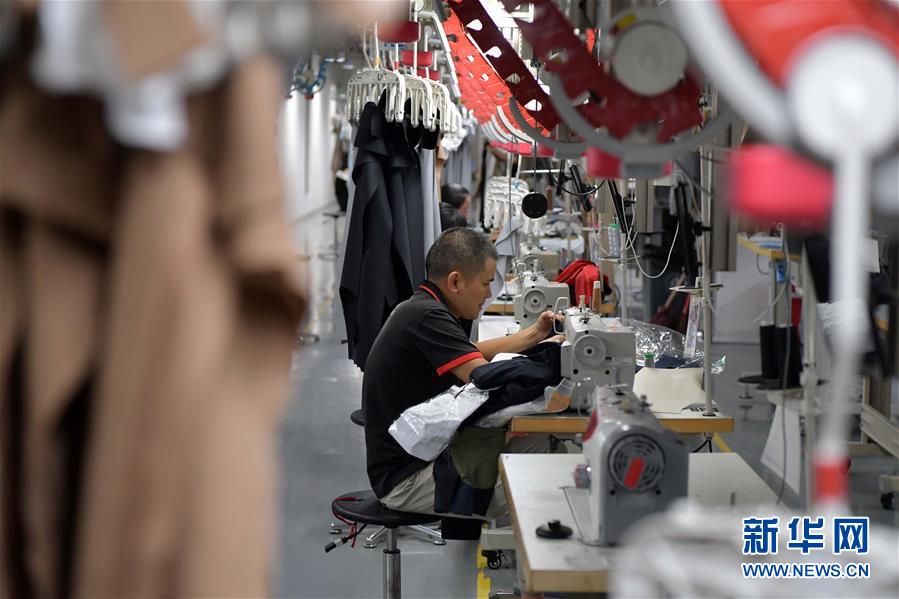 （走向我們的小康生活&middot;圖文互動(dòng)）（4）&ldquo;一件衣裳&rdquo;，藏著脫貧致富新天地