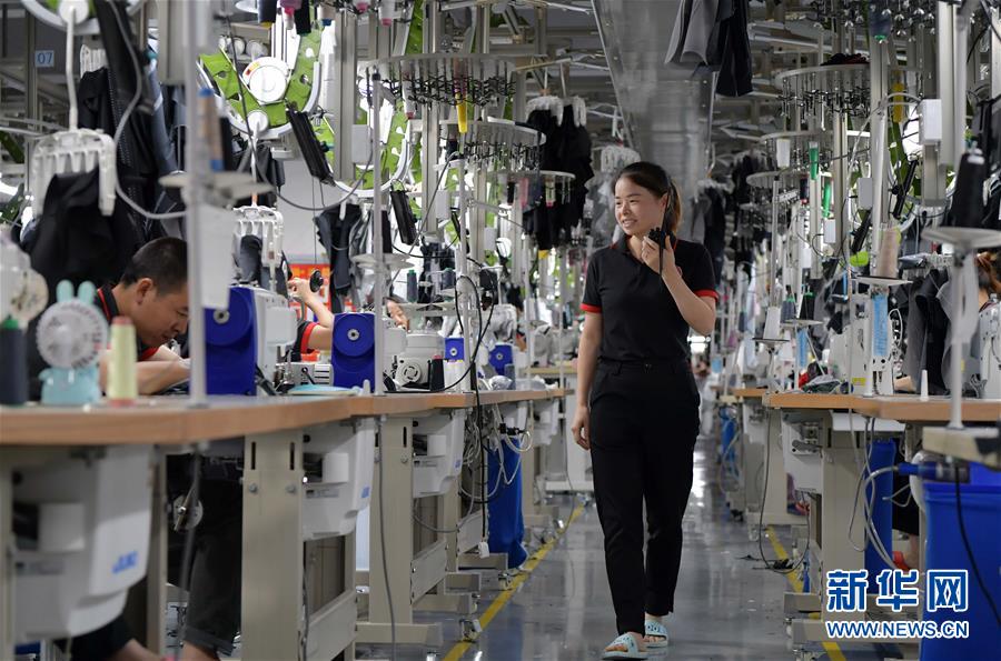 （走向我們的小康生活&middot;圖文互動(dòng)）（5）&ldquo;一件衣裳&rdquo;，藏著脫貧致富新天地