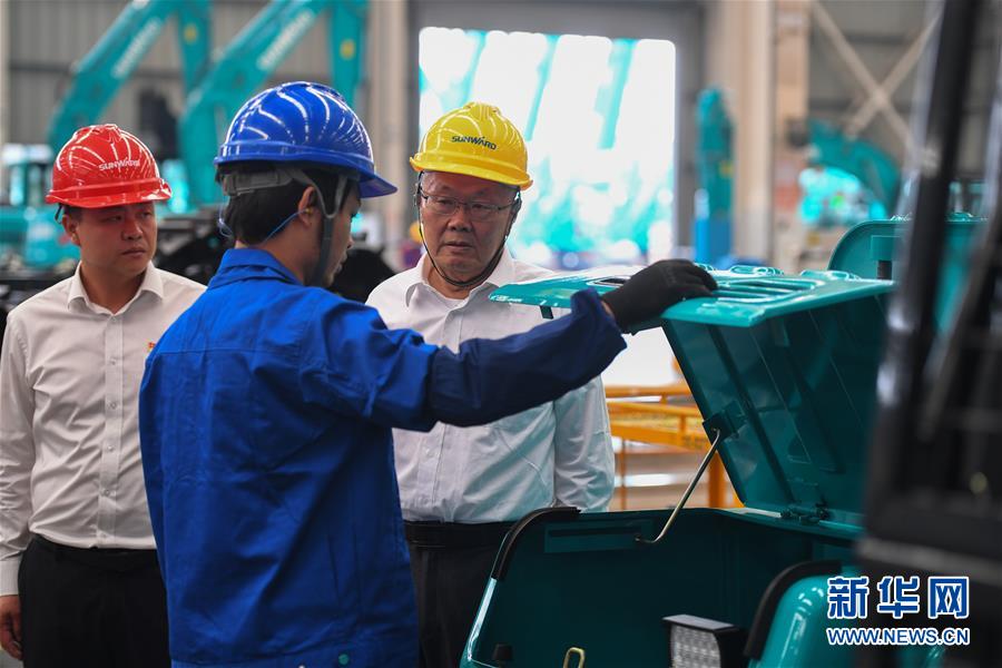 (落實(shí)“六穩(wěn)”“六保”企業(yè)見聞·圖文互動(dòng))(7)“智慧工廠”引領(lǐng)“生產(chǎn)節(jié)拍”——走進(jìn)山河智能一探究竟