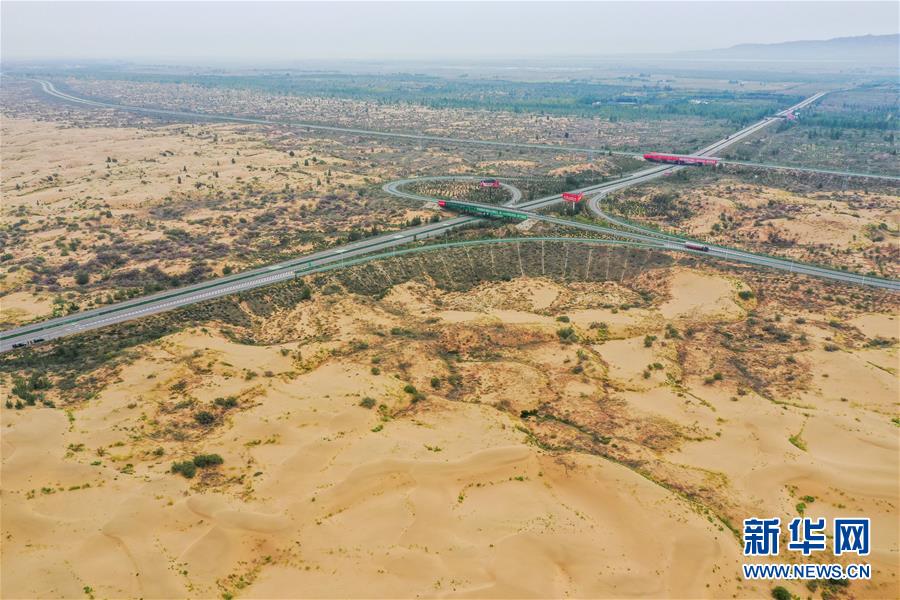 （在習(xí)近平新時(shí)代中國(guó)特色社會(huì)主義思想指引下&mdash;&mdash;新時(shí)代新作為新篇章&middot;習(xí)近平總書記關(guān)切事&middot;圖文互動(dòng)）（11）綠意，在黃沙中鋪展&mdash;&mdash;我國(guó)防沙治沙紀(jì)實(shí)