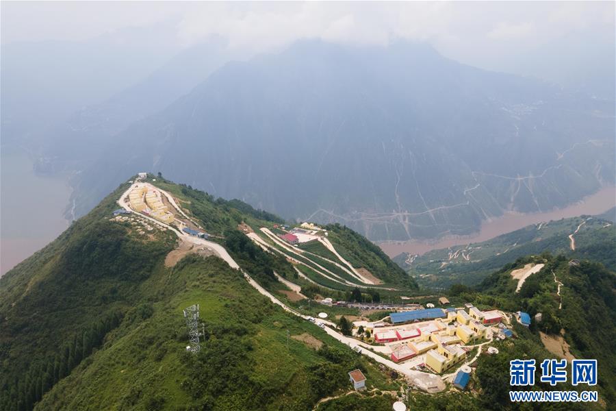 （新華全媒頭條&middot;圖文互動）（1）決戰(zhàn)決勝奪取脫貧攻堅(jiān)戰(zhàn)全面勝利&mdash;&mdash;寫在第7個國家扶貧日之際