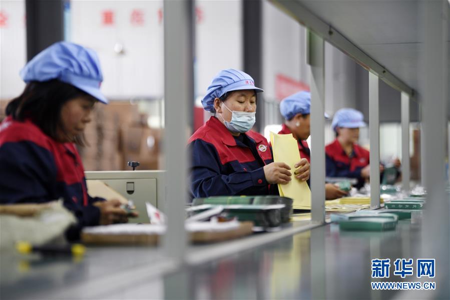 （在習(xí)近平新時代中國特色社會主義思想指引下&mdash;&mdash;新時代新作為新篇章&middot;習(xí)近平總書記關(guān)切事&middot;圖文互動）（1）&ldquo;綠色銀行&rdquo;發(fā)工資、&ldquo;股東&rdquo;分紅來敲門&hellip;&hellip;&mdash;&mdash;探索長效脫貧致富新機制見聞