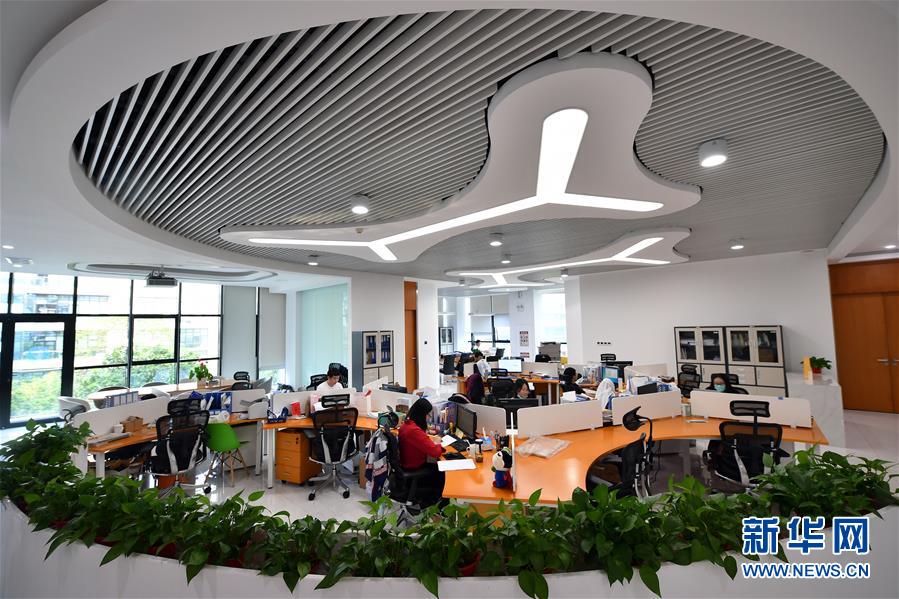 （在習(xí)近平新時(shí)代中國(guó)特色社會(huì)主義思想指引下&mdash;&mdash;新時(shí)代新作為新篇章&middot;習(xí)近平總書(shū)記關(guān)切事&middot;圖文互動(dòng)）（4）我家大門常打開(kāi)&mdash;&mdash;經(jīng)濟(jì)特區(qū)全方位對(duì)外開(kāi)放故事