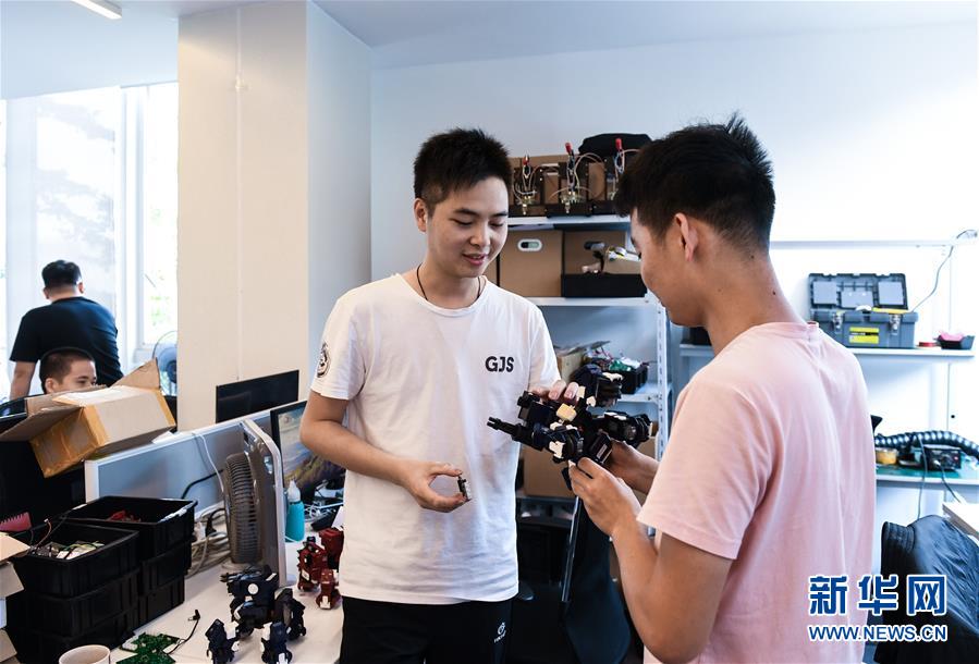 （在習(xí)近平新時(shí)代中國(guó)特色社會(huì)主義思想指引下&mdash;&mdash;新時(shí)代新作為新篇章&middot;習(xí)近平總書(shū)記關(guān)切事&middot;圖文互動(dòng)）（8）我家大門常打開(kāi)&mdash;&mdash;經(jīng)濟(jì)特區(qū)全方位對(duì)外開(kāi)放故事