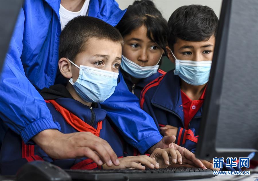 (新華全媒頭條·圖文互動(dòng))(4)新天地 新兒女 新奇跡——脫貧攻堅(jiān)繪就新疆新圖景