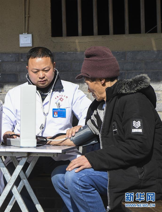 （習(xí)近平的小康故事&middot;新華網(wǎng)&middot;圖文互動）（5）&ldquo;真正解決好基層群眾看病難、看病貴問題&rdquo;&mdash;&mdash;習(xí)近平和群眾健康的故事