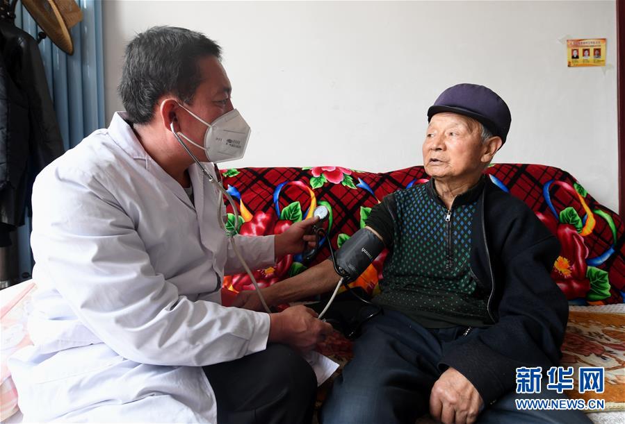 （習(xí)近平的小康故事&middot;新華網(wǎng)&middot;圖文互動）（2）&ldquo;真正解決好基層群眾看病難、看病貴問題&rdquo;&mdash;&mdash;習(xí)近平和群眾健康的故事