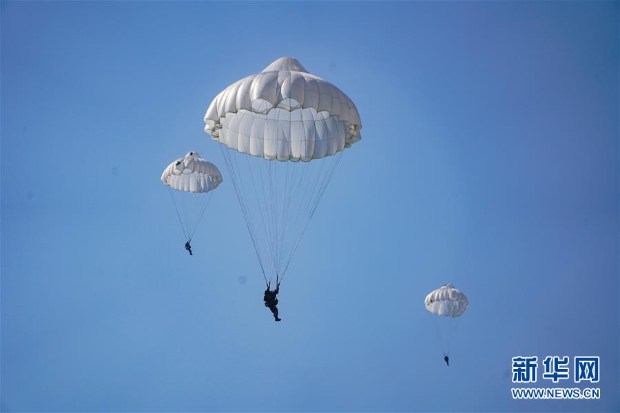 （在習(xí)近平強(qiáng)軍思想指引下&middot;我們?cè)趹?zhàn)位報(bào)告&middot;圖文互動(dòng)）（2）朵朵傘花綻放，勝戰(zhàn)精兵天降&mdash;&mdash;空降兵部隊(duì)某旅教導(dǎo)員余海龍帶領(lǐng)官兵傳承黃繼光精神記事