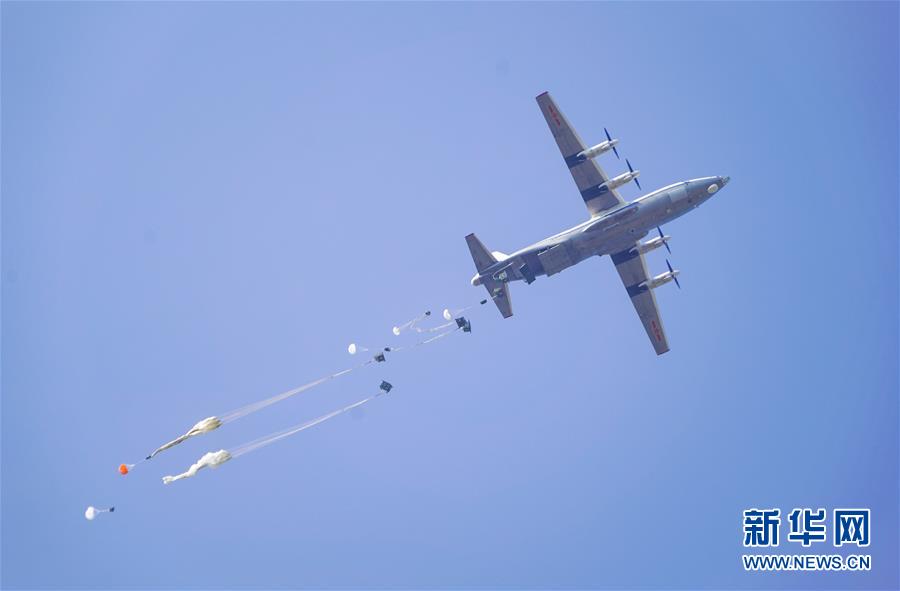 （在習(xí)近平強(qiáng)軍思想指引下&middot;我們?cè)趹?zhàn)位報(bào)告&middot;圖文互動(dòng)）（4）朵朵傘花綻放，勝戰(zhàn)精兵天降&mdash;&mdash;空降兵部隊(duì)某旅教導(dǎo)員余海龍帶領(lǐng)官兵傳承黃繼光精神記事