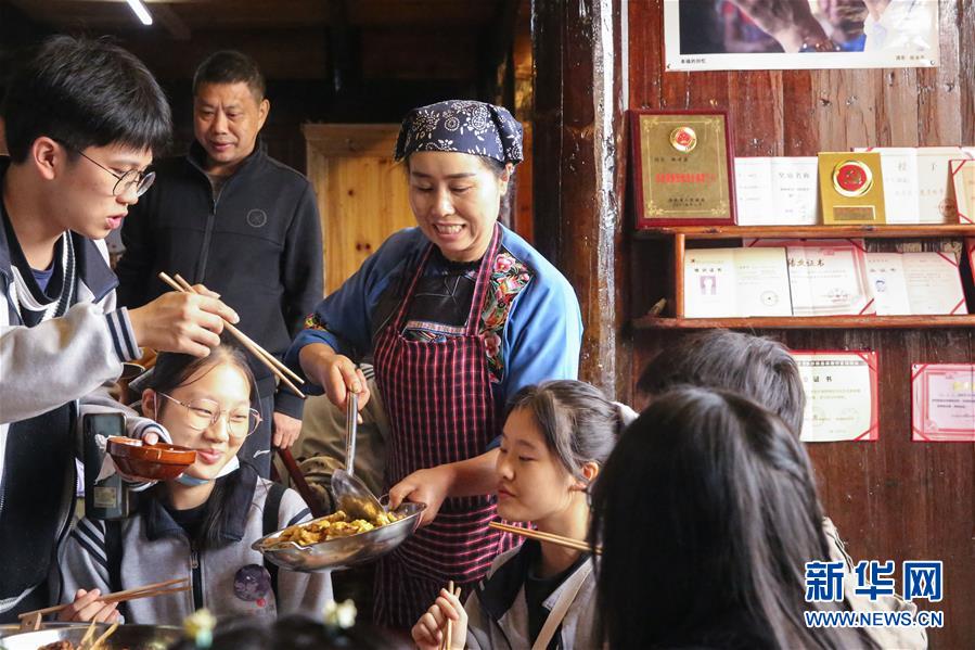 （在習(xí)近平新時(shí)代中國特色社會主義思想指引下&mdash;&mdash;新時(shí)代新作為新篇章&middot;習(xí)近平總書記關(guān)切事&middot;圖文互動）（4）精準(zhǔn)扶貧7年，十八洞村&ldquo;長&rdquo;出10余種新職業(yè)