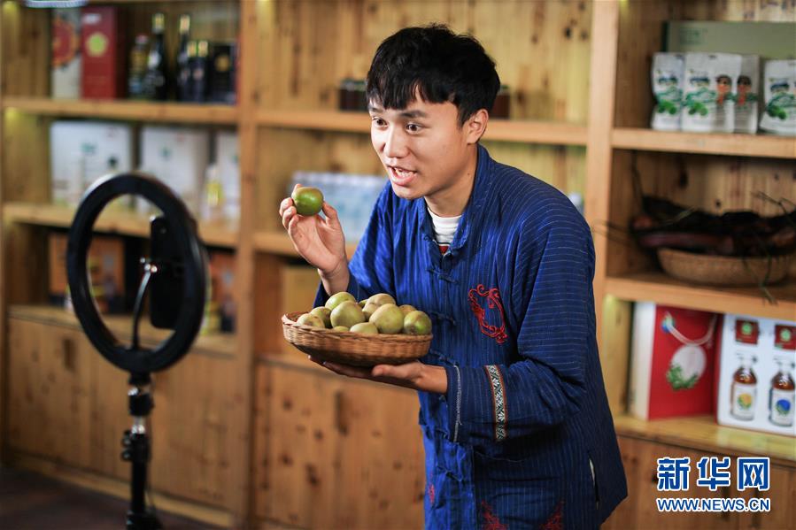 （在習(xí)近平新時(shí)代中國特色社會主義思想指引下&mdash;&mdash;新時(shí)代新作為新篇章&middot;習(xí)近平總書記關(guān)切事&middot;圖文互動）（5）精準(zhǔn)扶貧7年，十八洞村&ldquo;長&rdquo;出10余種新職業(yè)