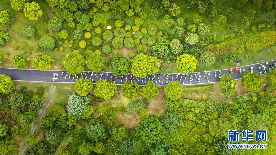 (新華全媒頭條·圖文互動)(17)歷史交匯點上的宏偉藍圖——《中共中央關(guān)于制定國民經(jīng)濟和社會發(fā)展第十四個五年規(guī)劃和二〇三五年遠景目標的建議》誕生記