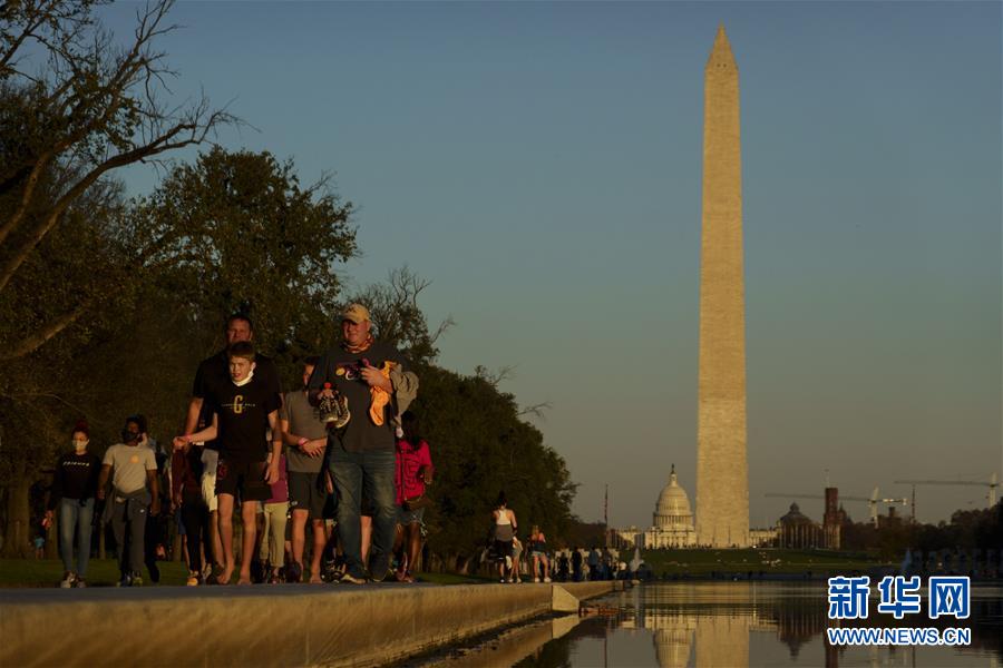 (國(guó)際疫情)(1)美國(guó)日增新冠確診病例超13萬(wàn) 一周日均新增近10萬(wàn)
