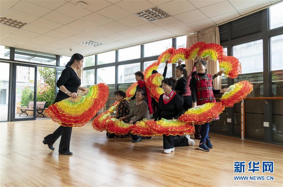 （五中全會(huì)精神在基層&middot;圖文互動(dòng)）（2）許你一個(gè)暖暖的&ldquo;人生秋天&rdquo;&mdash;&mdash;看&ldquo;春城&rdquo;這座小樓如何盤活養(yǎng)老事業(yè)