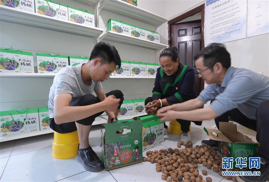 （代表委員履職）（7）全國人大代表吉克石烏：創(chuàng)建&ldquo;四好&rdquo;挑起脫貧大梁