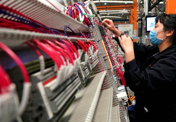 4月21日，在位于河南省許昌市的許繼電氣股份有限公司內(nèi)，工作人員在生產(chǎn)線上作業(yè)。新華社記者李安攝