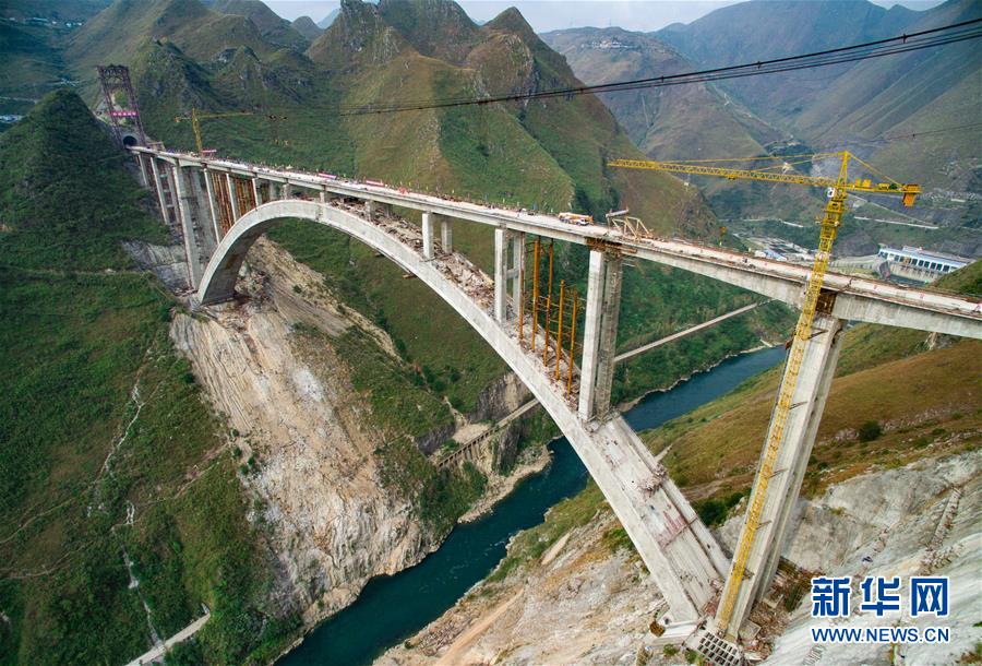 （壯麗70年&middot;奮斗新時(shí)代）（14）我們走在大路上