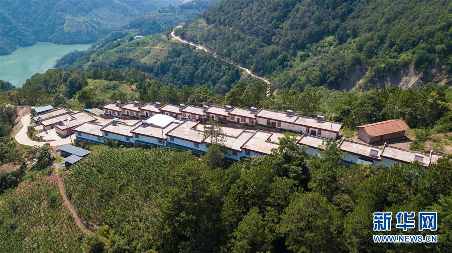 （在習(xí)近平新時代中國特色社會主義思想指引下&mdash;&mdash;新時代新作為新篇章&middot;總書記關(guān)心的百姓身邊事&middot;圖文互動）（1）&ldquo;四好農(nóng)村路&rdquo;：通向幸福，通向遠(yuǎn)方