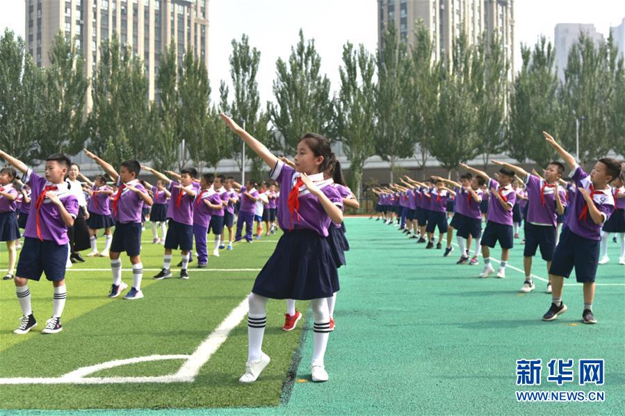 （體育&middot;圖文互動）（1）（在習(xí)近平新時代中國特色社會主義思想指引下&mdash;&mdash;新時代新作為新篇章&middot;總書記關(guān)心的百姓身邊事）奔跑吧，少年！&mdash;&mdash;體育讓孩子們插上強壯的翅膀（配本社同題文字稿）