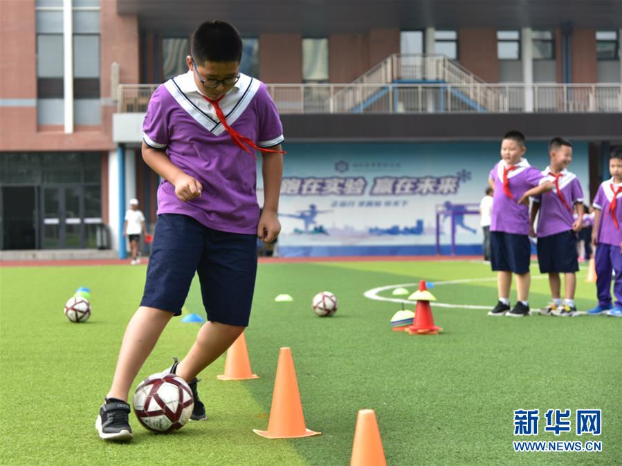 （體育&middot;圖文互動）（2）（在習(xí)近平新時代中國特色社會主義思想指引下&mdash;&mdash;新時代新作為新篇章&middot;總書記關(guān)心的百姓身邊事）奔跑吧，少年！&mdash;&mdash;體育讓孩子們插上強壯的翅膀（配本社同題文字稿）