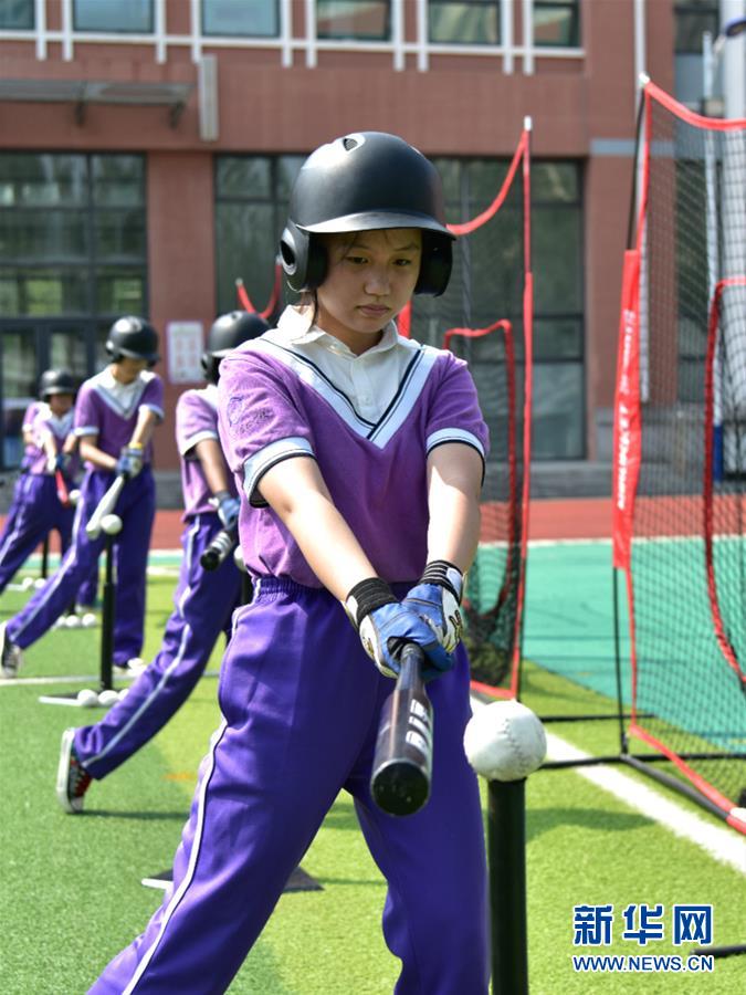 （體育&middot;圖文互動）（3）（在習(xí)近平新時代中國特色社會主義思想指引下&mdash;&mdash;新時代新作為新篇章&middot;總書記關(guān)心的百姓身邊事）奔跑吧，少年！&mdash;&mdash;體育讓孩子們插上強壯的翅膀（配本社同題文字稿）