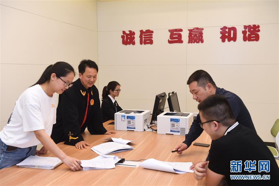 （新華全媒頭條&middot;圖文互動(dòng)）（8）開(kāi)啟法治中國(guó)新時(shí)代&mdash;&mdash;以習(xí)近平同志為核心的黨中央推進(jìn)全面依法治國(guó)紀(jì)實(shí)