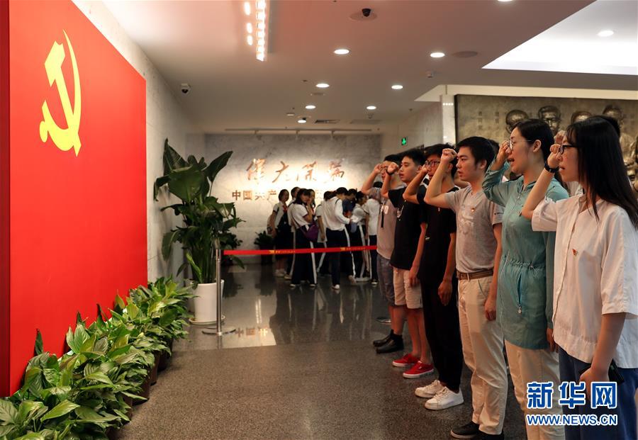 (新華全媒頭條·圖文互動(dòng))(5)彩云長在有新天——黨的十九大以來以習(xí)近平同志為核心的黨中央關(guān)心推進(jìn)宣傳思想工作紀(jì)實(shí)