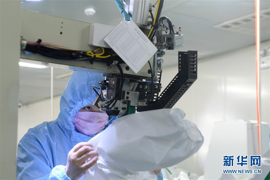 (在習(xí)近平新時(shí)代中國(guó)特色社會(huì)主義思想指引下——新時(shí)代新作為新篇章·習(xí)近平總書(shū)記關(guān)切事·圖文互動(dòng))(4)當(dāng)億萬(wàn)只手緊握在一起……——戰(zhàn)“疫”一線(xiàn)感受中國(guó)力量