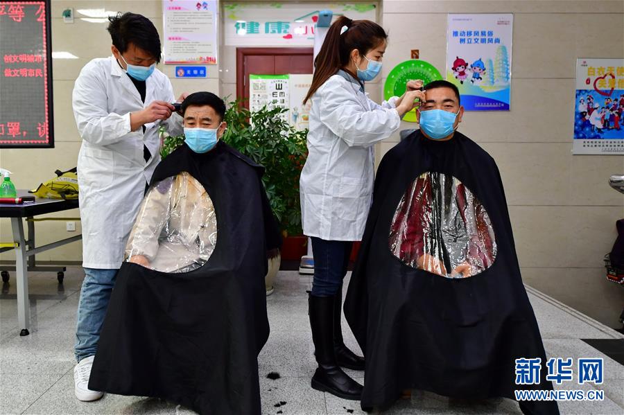 (在習(xí)近平新時(shí)代中國(guó)特色社會(huì)主義思想指引下——新時(shí)代新作為新篇章·習(xí)近平總書(shū)記關(guān)切事·圖文互動(dòng))(3)戰(zhàn)“疫”中的“凡人微光”